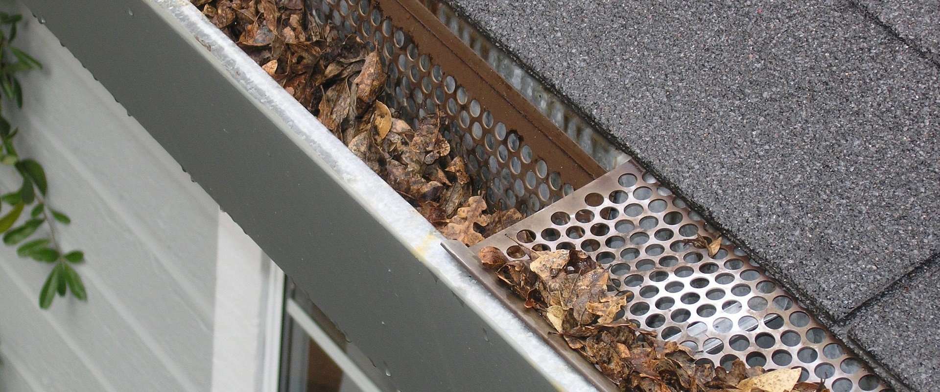 Hoe vaak moeten uw dakgoten worden schoongemaakt?