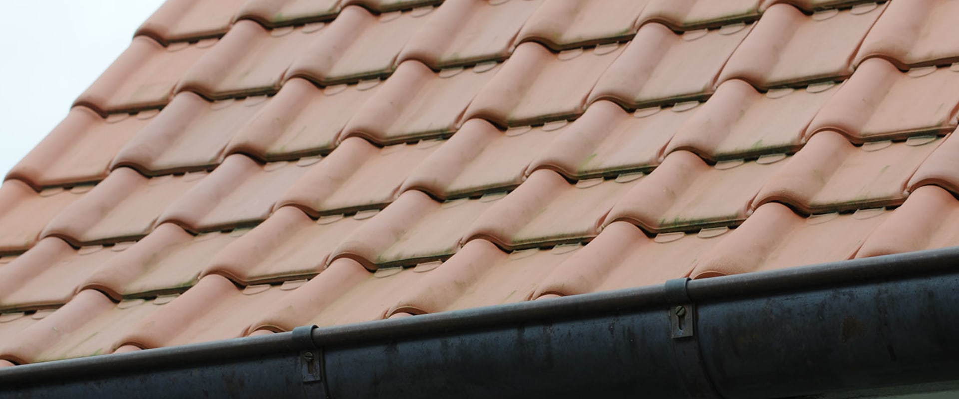 Waar moeten dakgoten op een huis worden geïnstalleerd?