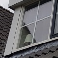 Wie is verantwoordelijk voor het reinigen van de dakgoten?