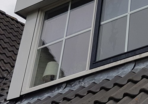 Wie is verantwoordelijk voor het reinigen van de dakgoten?
